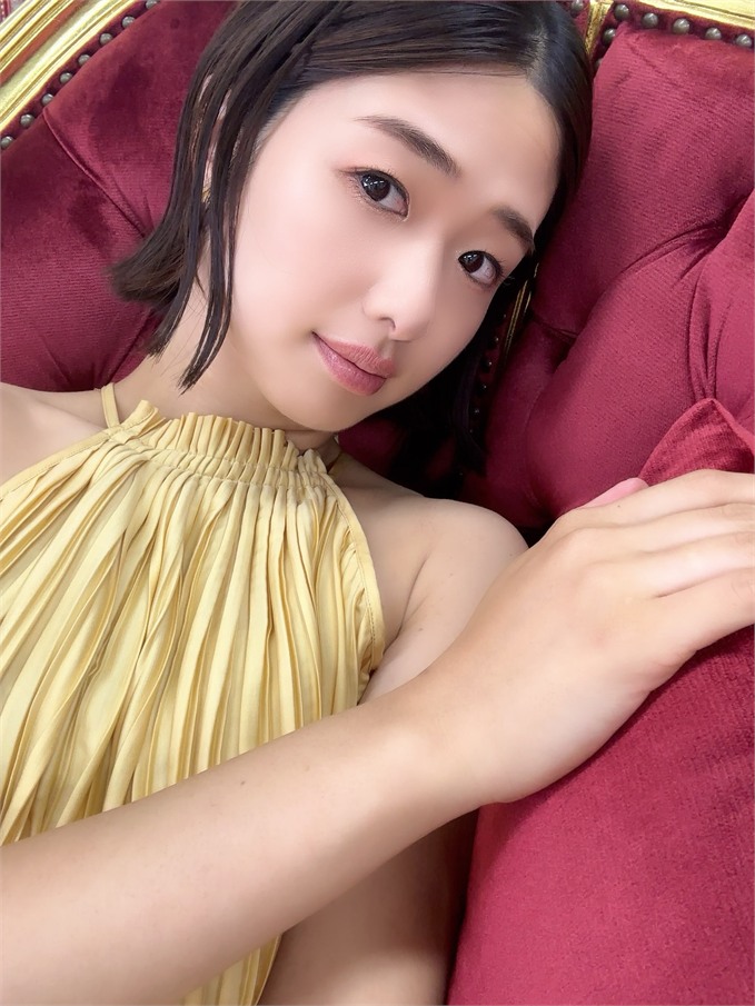 川上なな実 ภาพพอร์ตเทรตลุคเดรสสีทอง