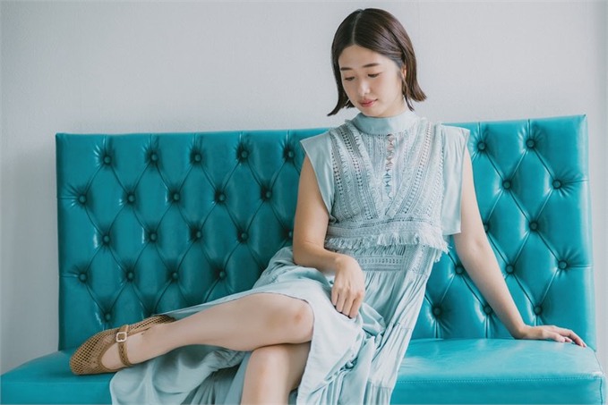 川上なな実 ในเดรสสีฟ้าบนโซฟาสีเทอร์ควอยซ์