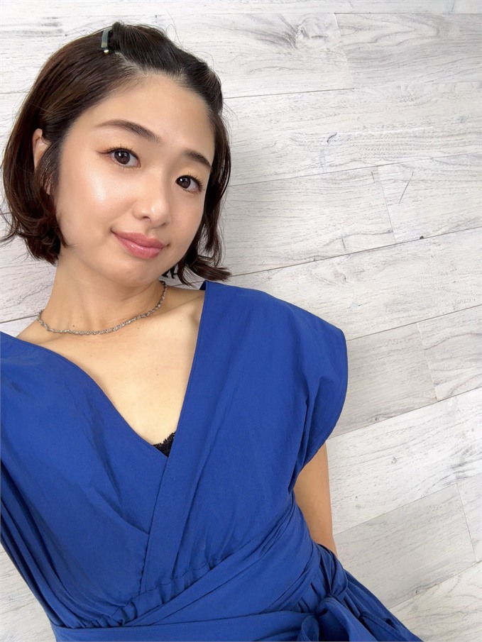 川上なな実 ลุคเดรสสีน้ำเงิน