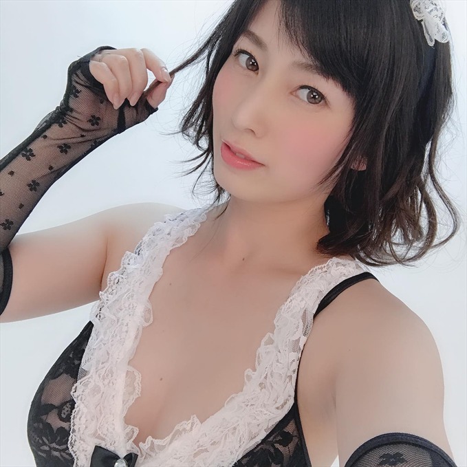 Saki Okuda ในชุดลูกไม้สีดำและขาว